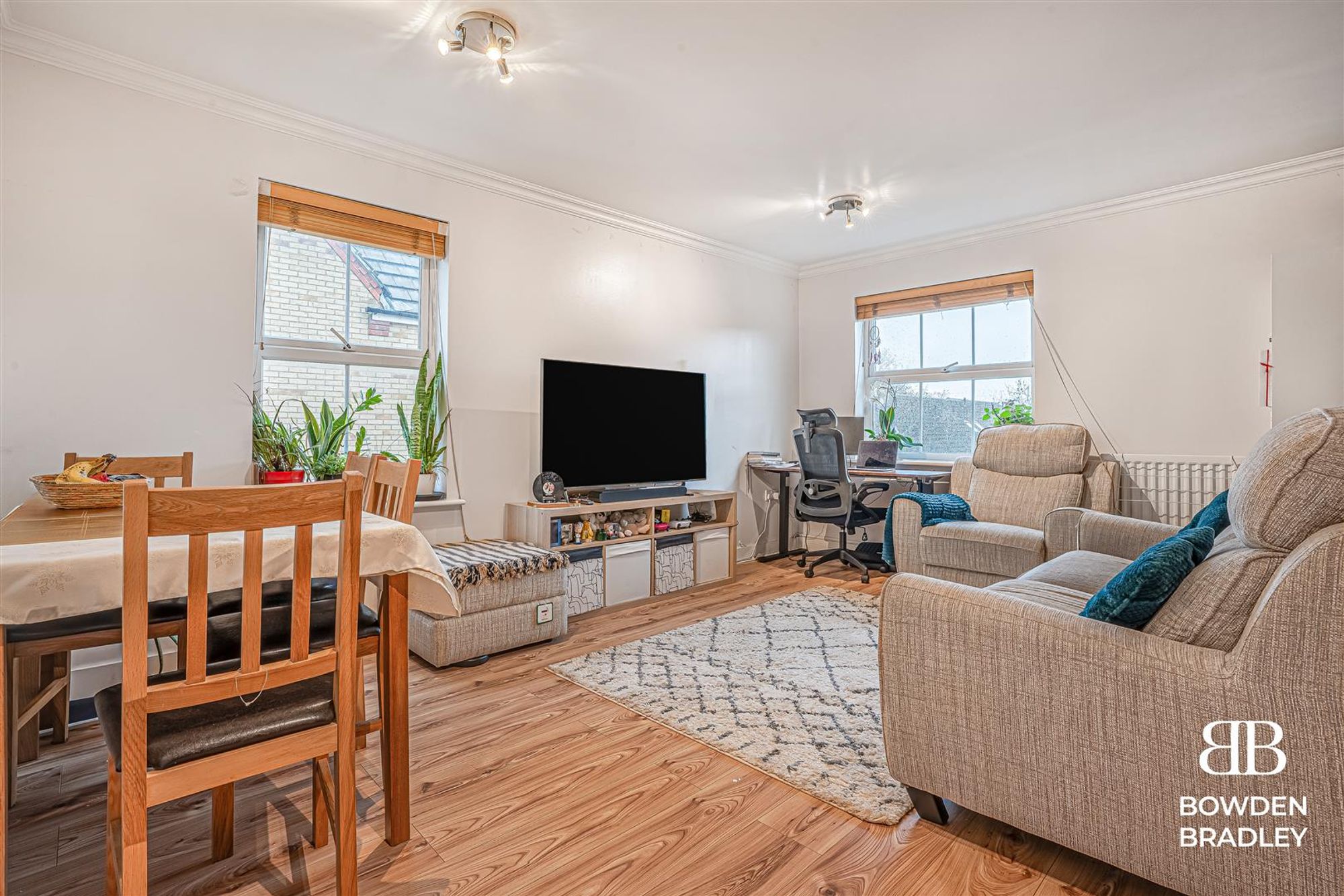 Flat Bushy Close in Greater London