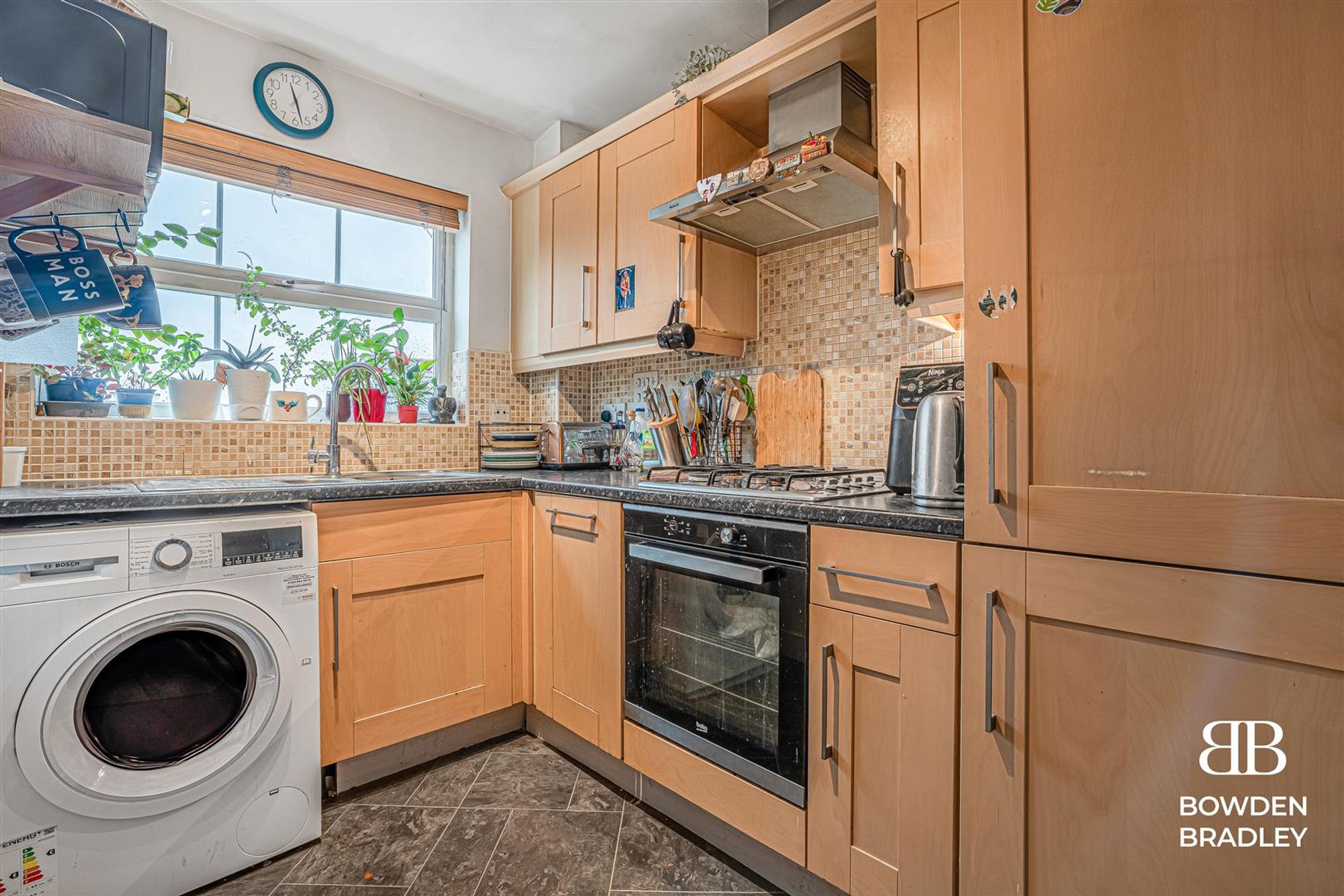 Flat Bushy Close in Greater London