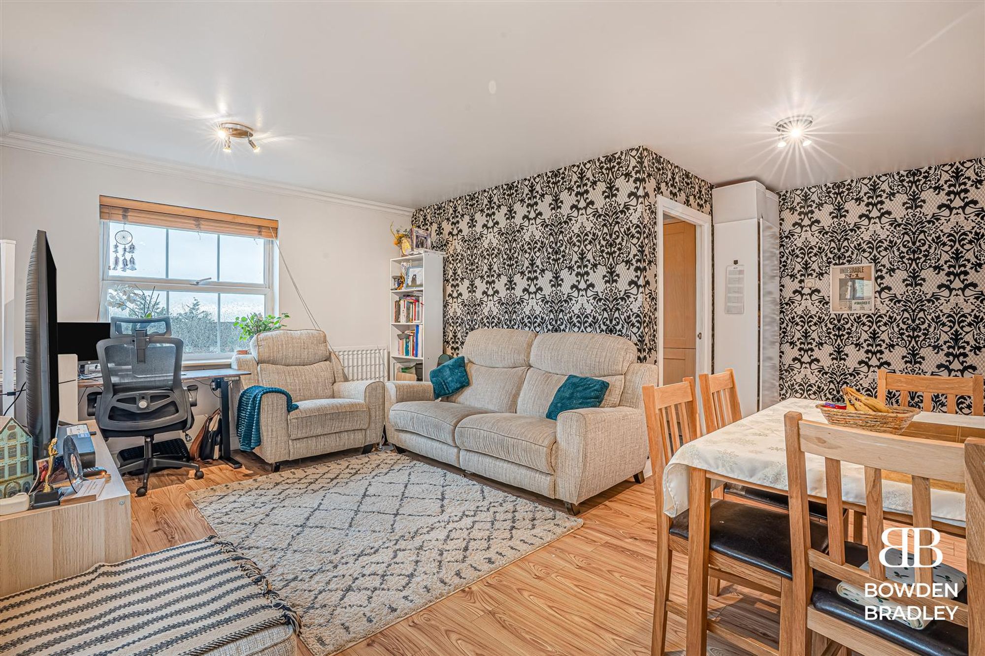 Flat Bushy Close in Greater London
