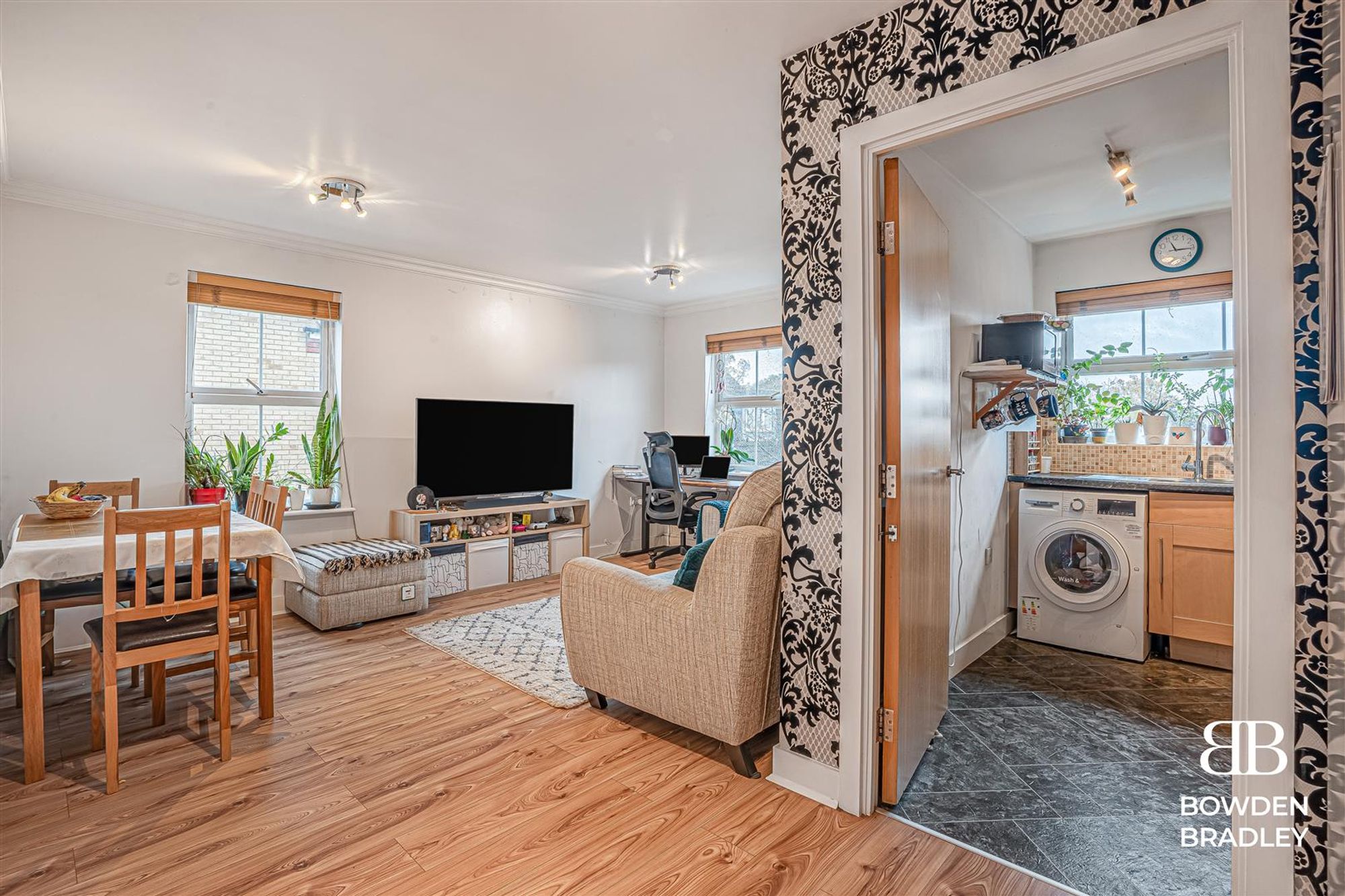 Flat Bushy Close in Greater London