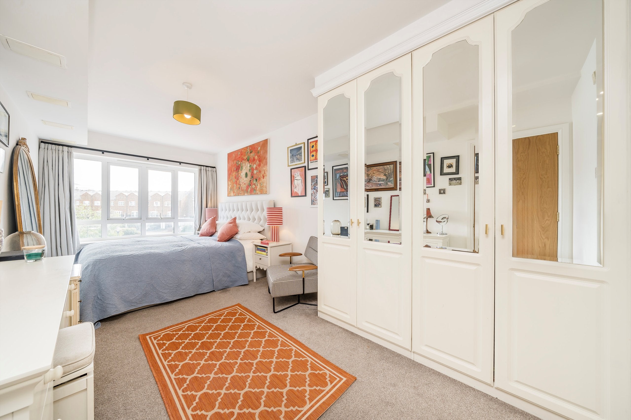 Flat Rotherhithe Street in Greater London