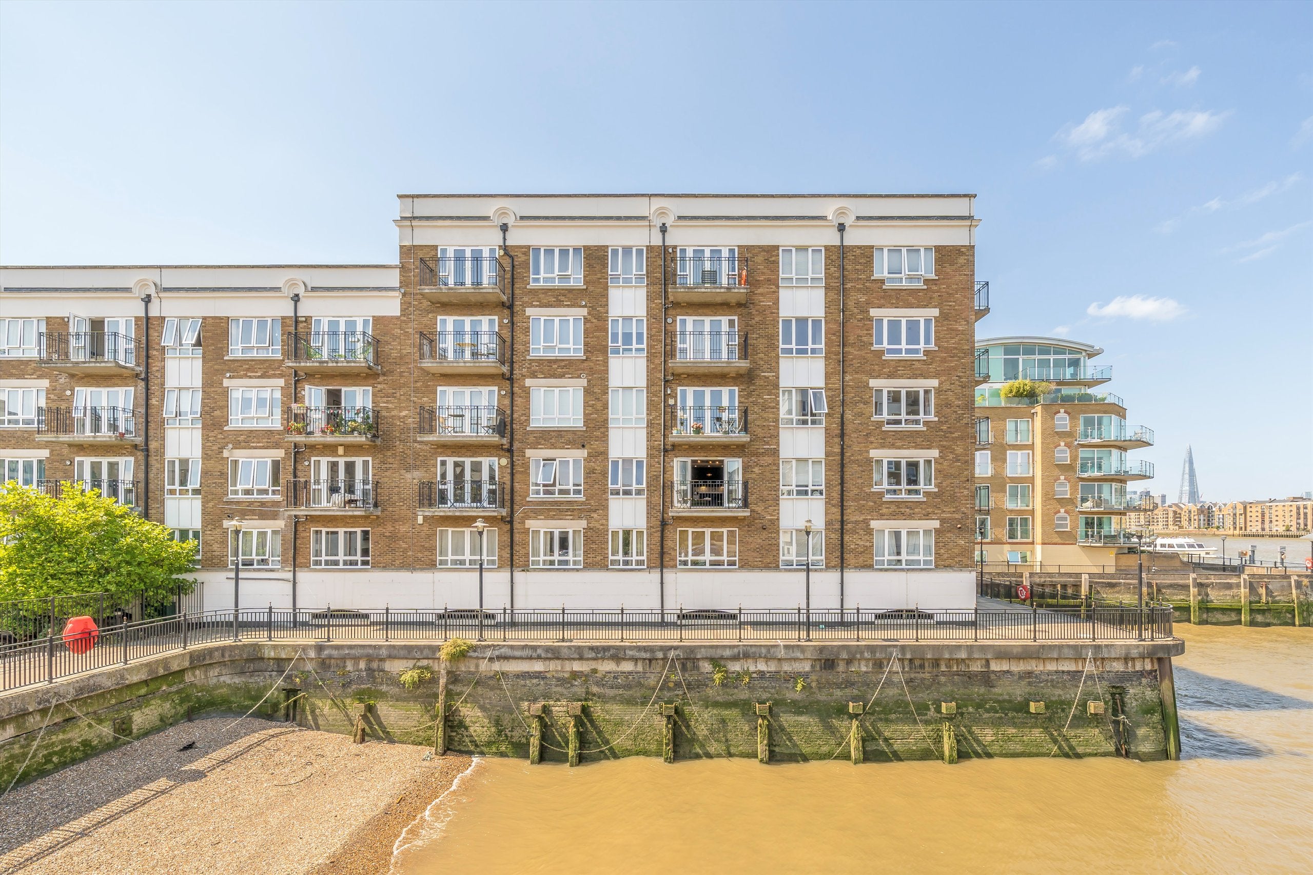 Flat Rotherhithe Street in Greater London