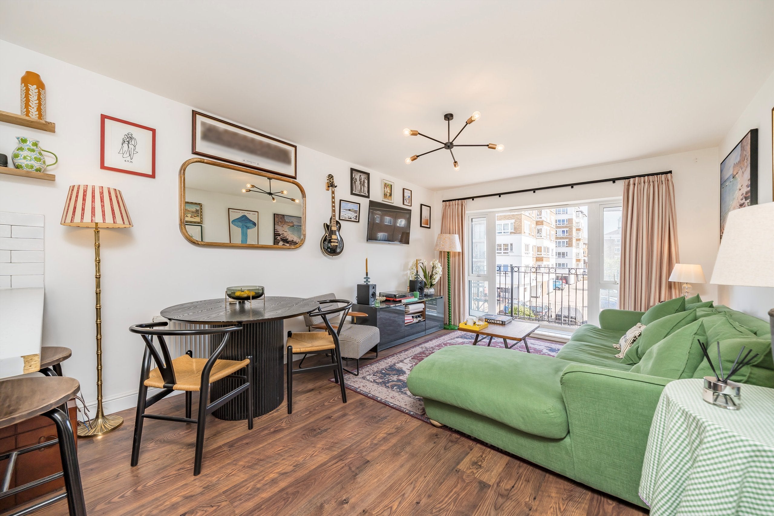 Flat Rotherhithe Street in Greater London