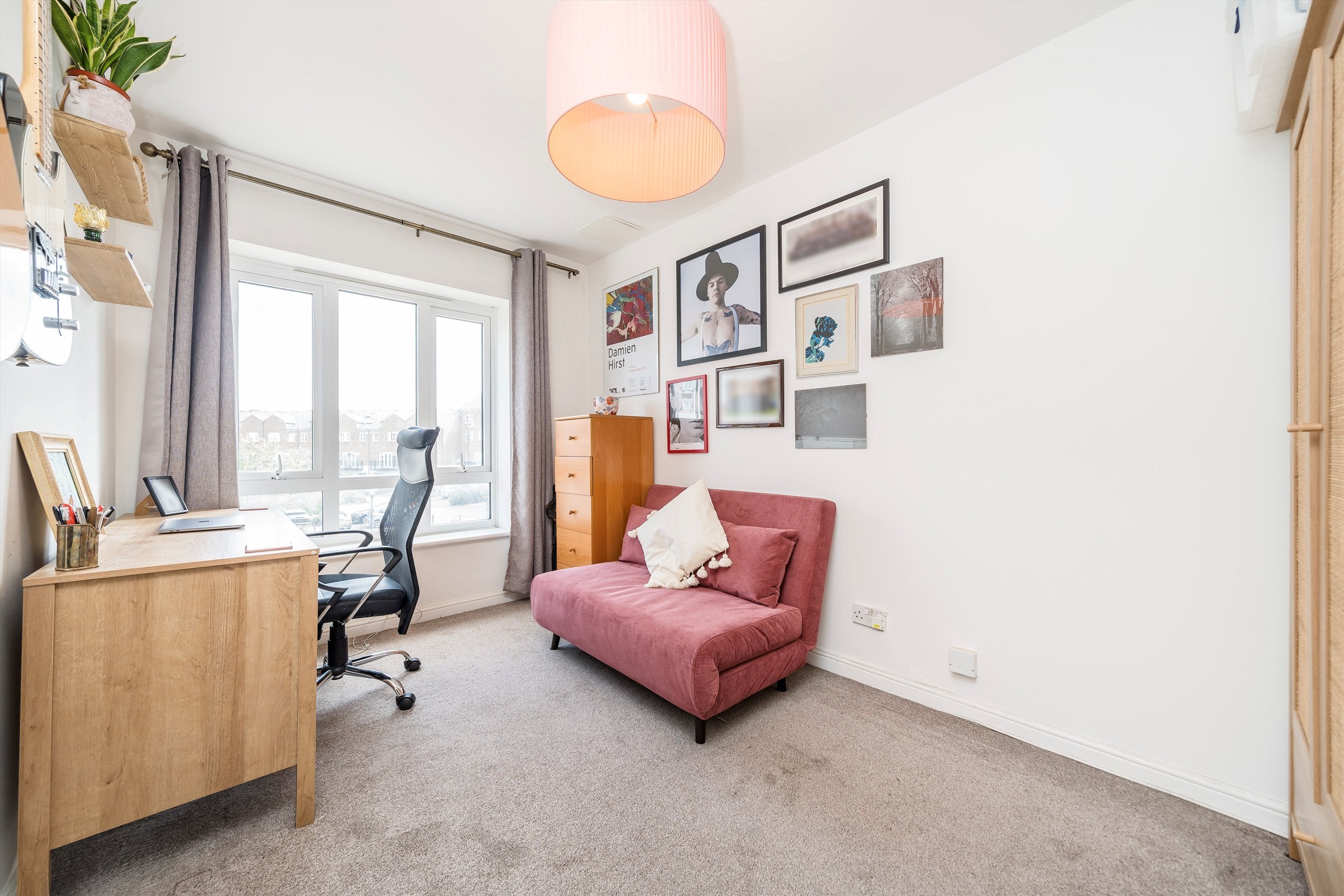 Flat Rotherhithe Street in Greater London