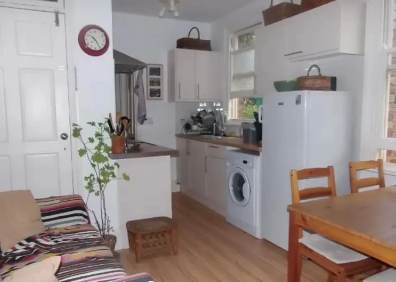 Flat Crownstone Road in Greater London