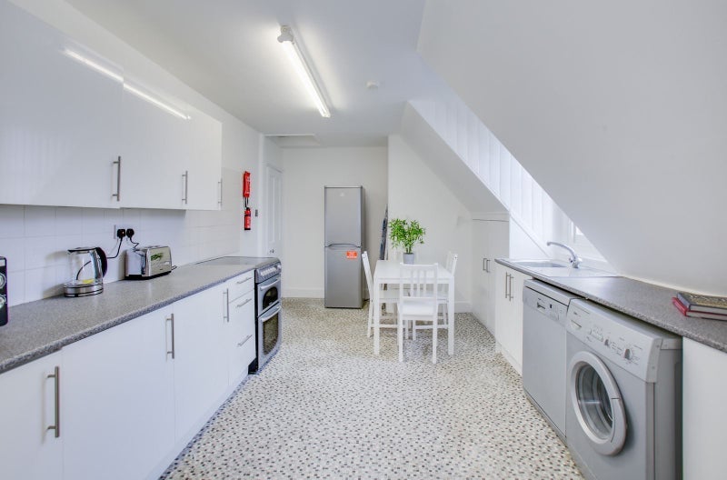Room Freeland Road in Greater London