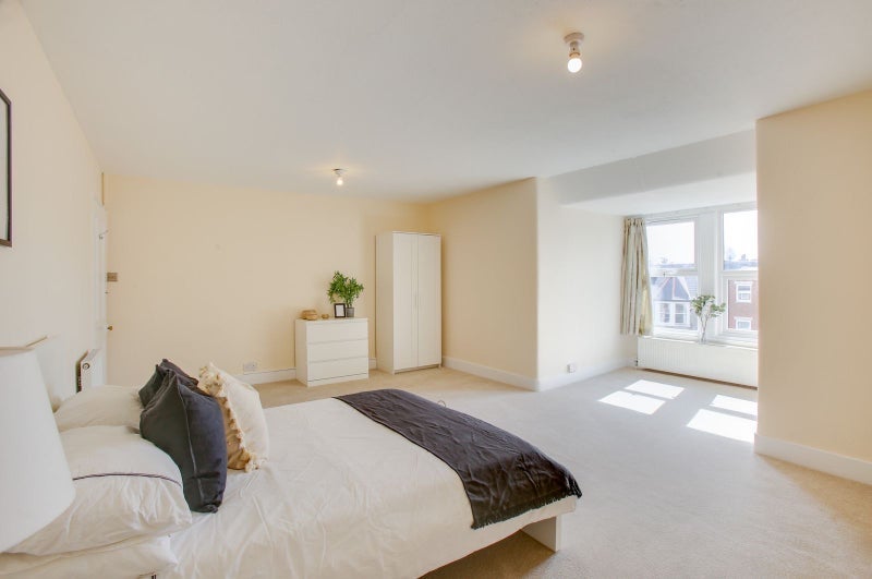 Room Freeland Road in Greater London