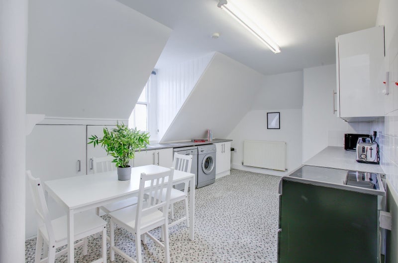 Room Freeland Road in Greater London