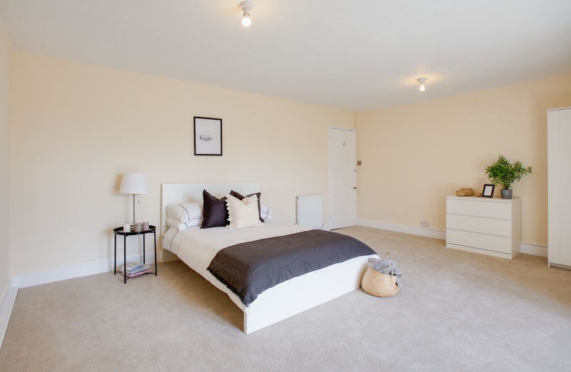 Room Freeland Road in Greater London