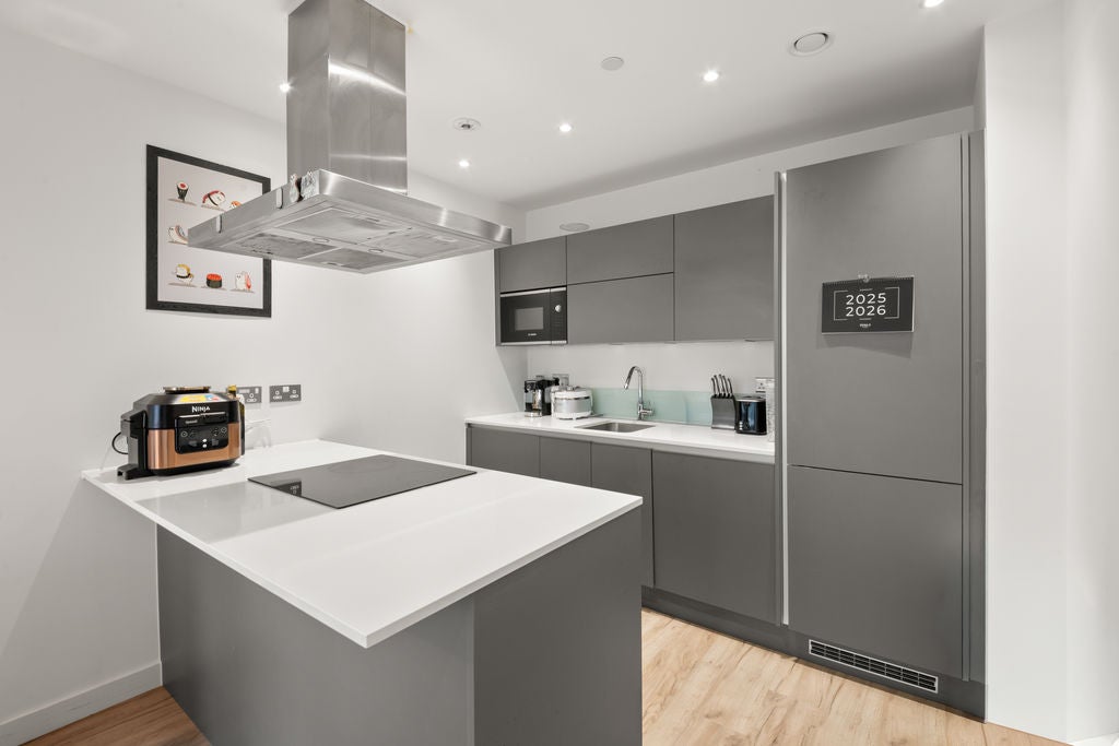 Flat Oldfield Lane North in Greater London
