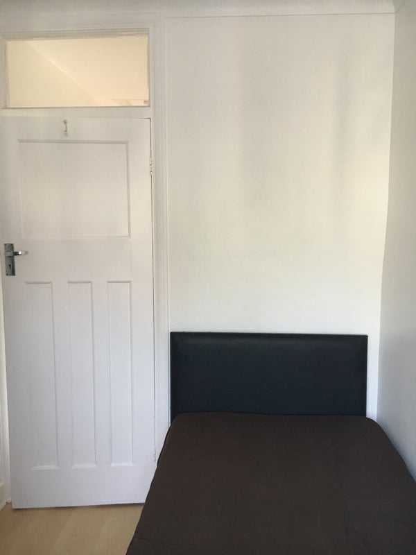 Room Sanderstead Road in Greater London