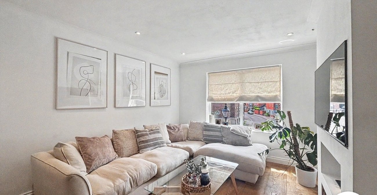Flat Erith Road in Greater London