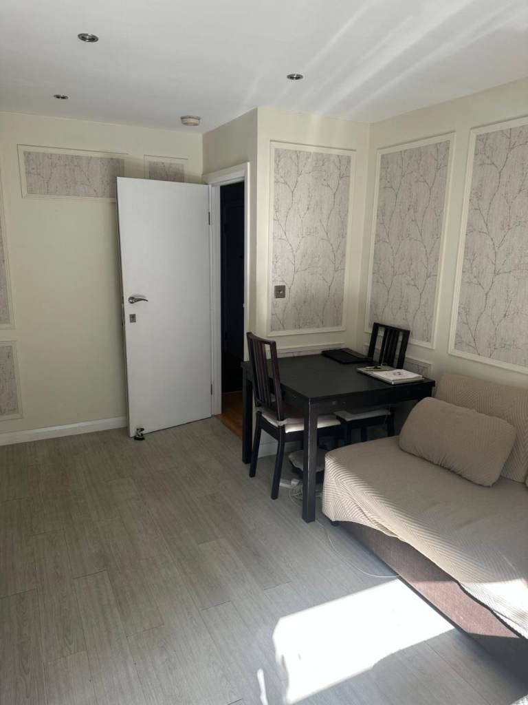 Flat Malvern Road in Greater London