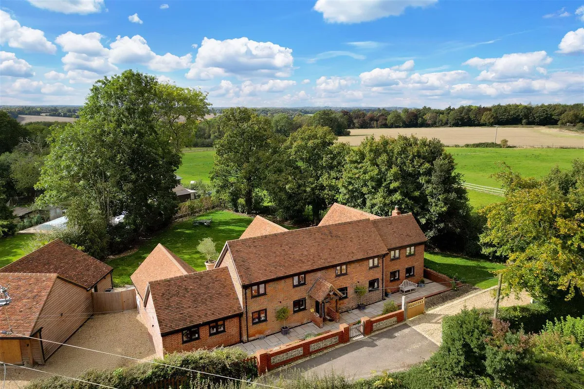 House Ledgemore Lane in Dacorum