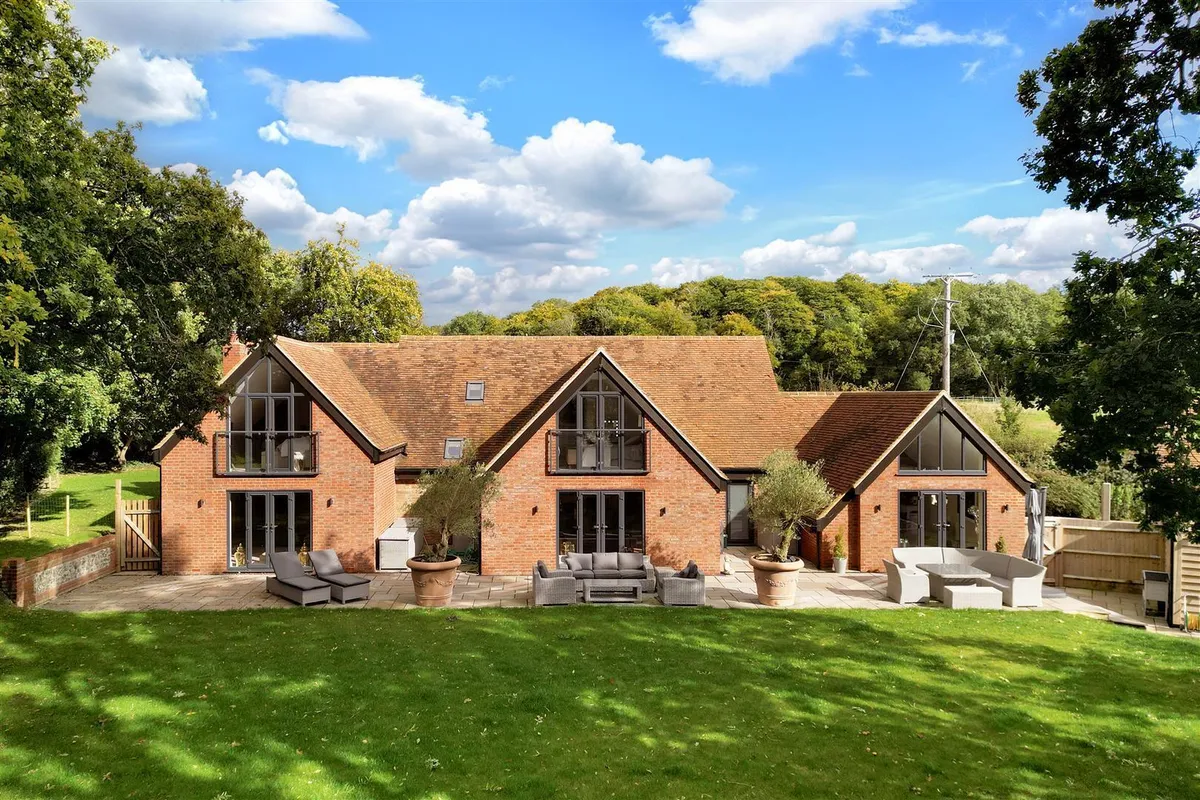 House Ledgemore Lane in Dacorum
