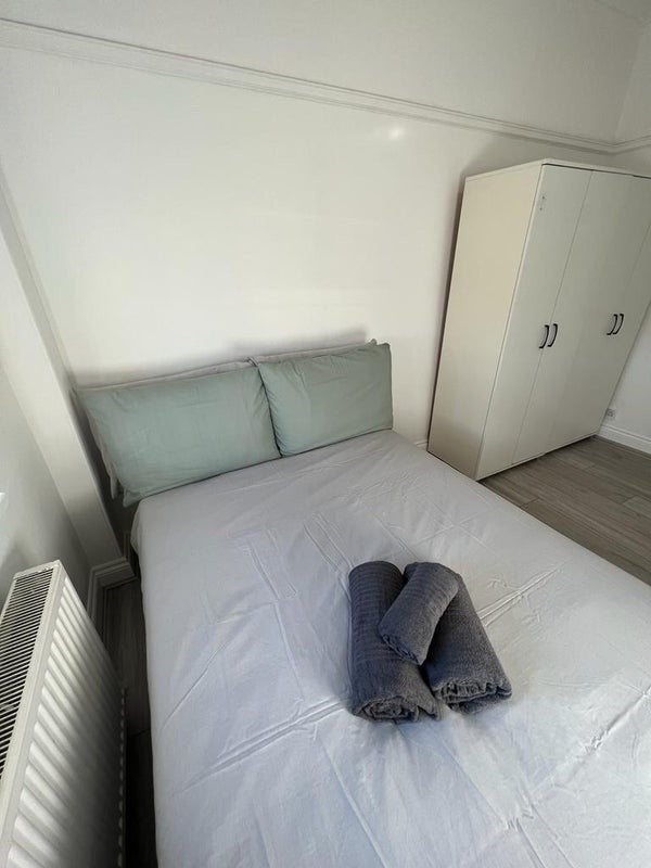 Room Cricklewood Lane in Greater London