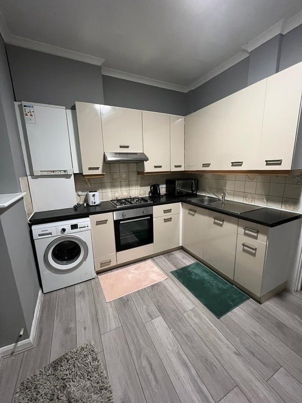 Room Cricklewood Lane in Greater London