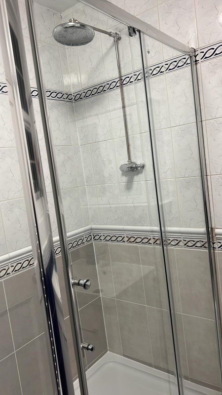 Room Cricklewood Lane in Greater London