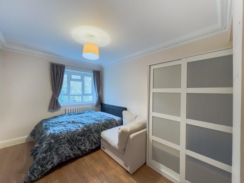 Room Esher Gardens in Greater London
