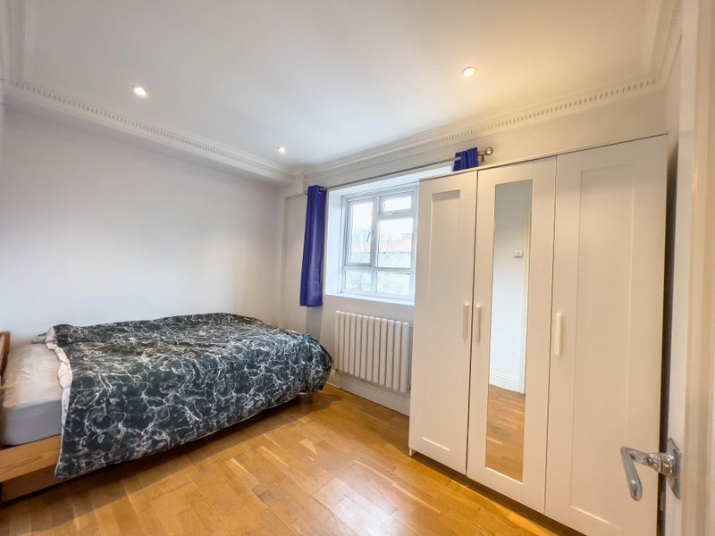 Room Esher Gardens in Greater London