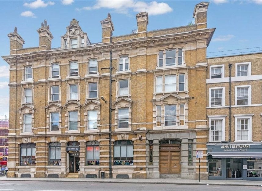Flat Borough High Street in Greater London