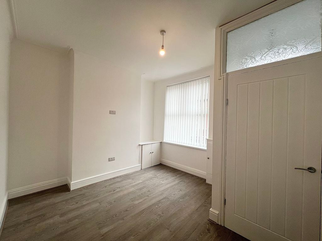 House Woodfield Grove in Salford