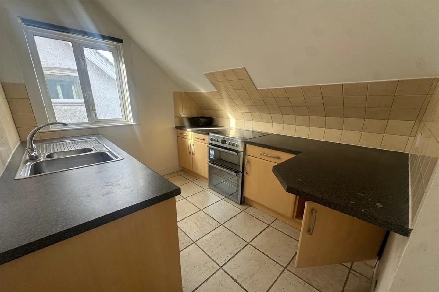 Flat Mayfield Road in Greater London