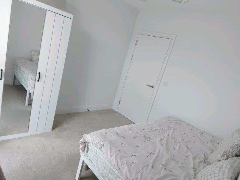Room Memorial Avenue in Slough