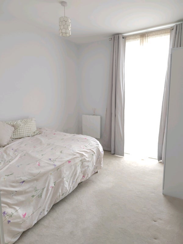 Room Memorial Avenue in Slough