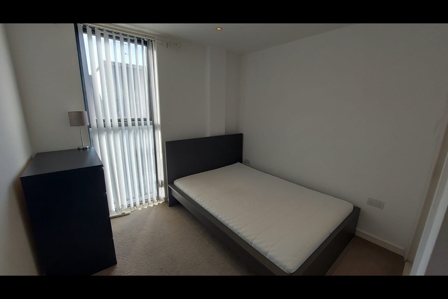 Flat Skypark Road in Bristol