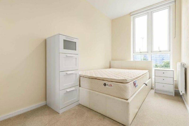 Room Bow Common Lane in Greater London