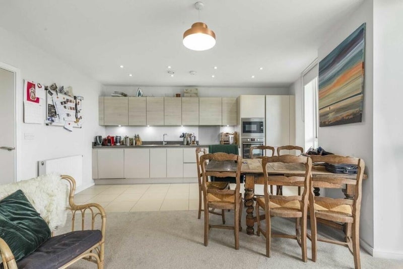 Room Bow Common Lane in Greater London