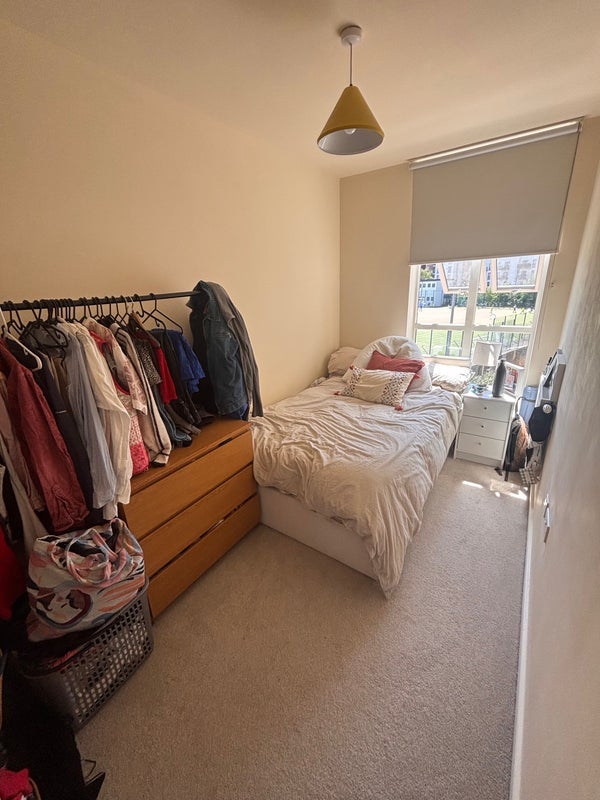 Room Bow Common Lane in Greater London