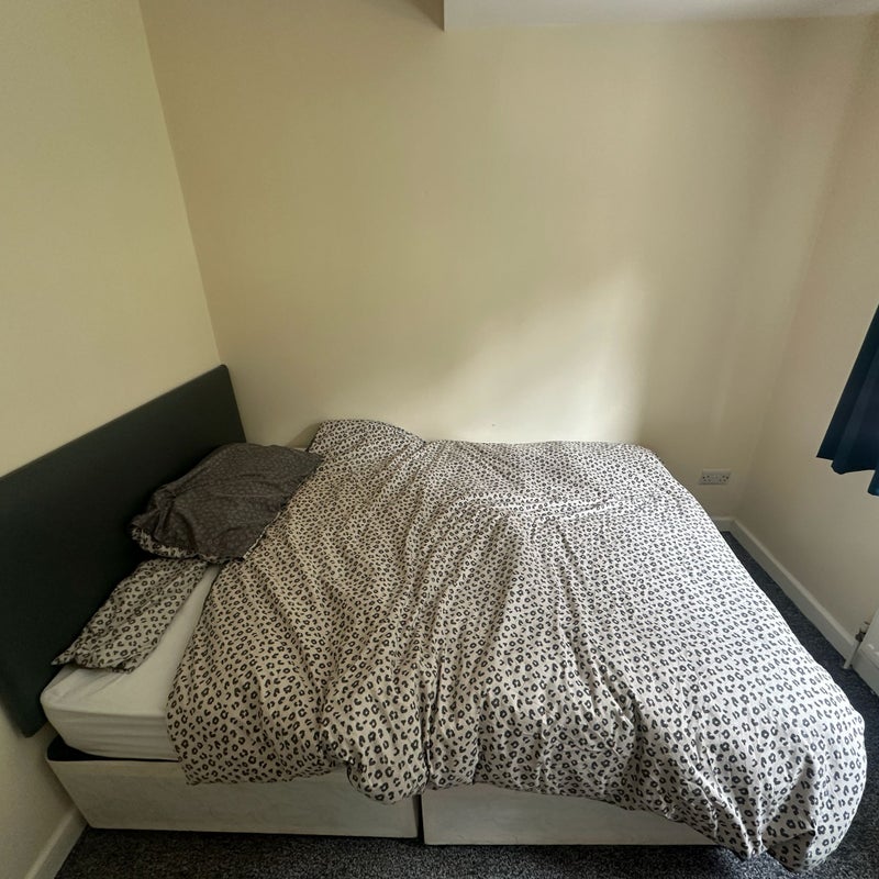 Room Queens Drive in Rochdale