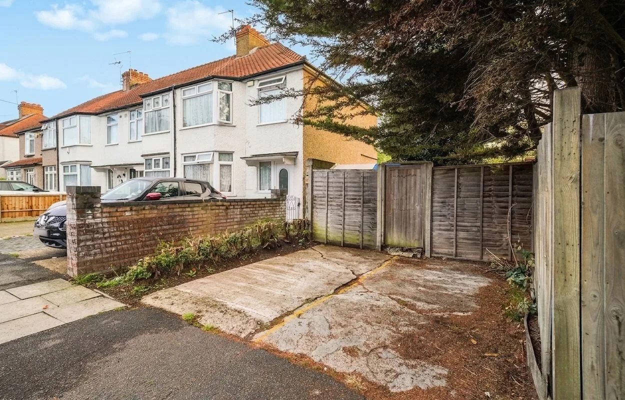 Flat Roxeth Green Avenue in Greater London