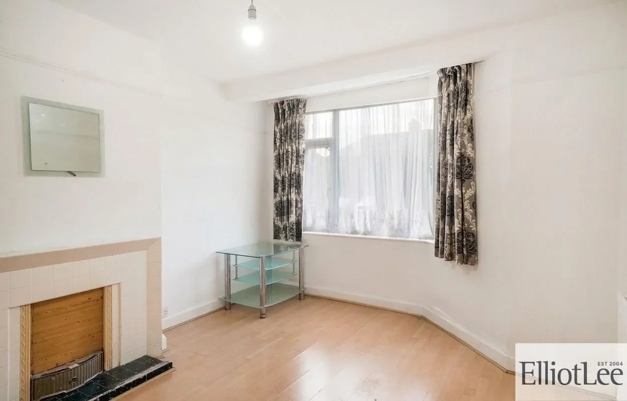 Flat Roxeth Green Avenue in Greater London