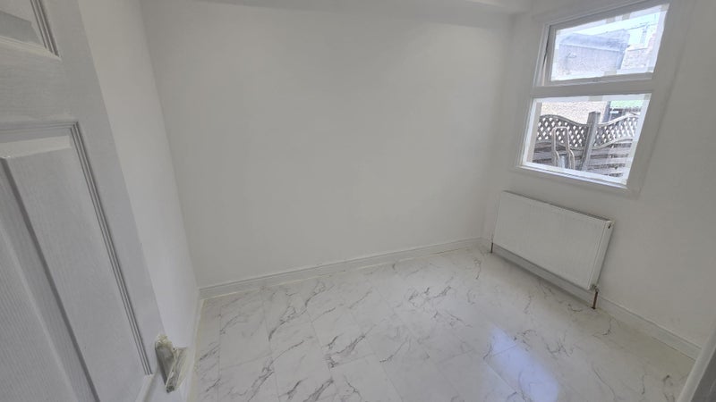 Room Gunning Street in Greater London