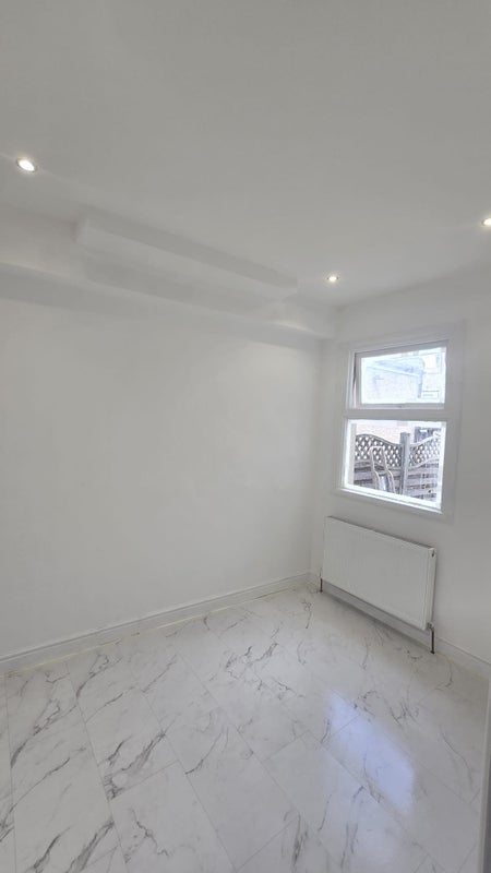 Room Gunning Street in Greater London