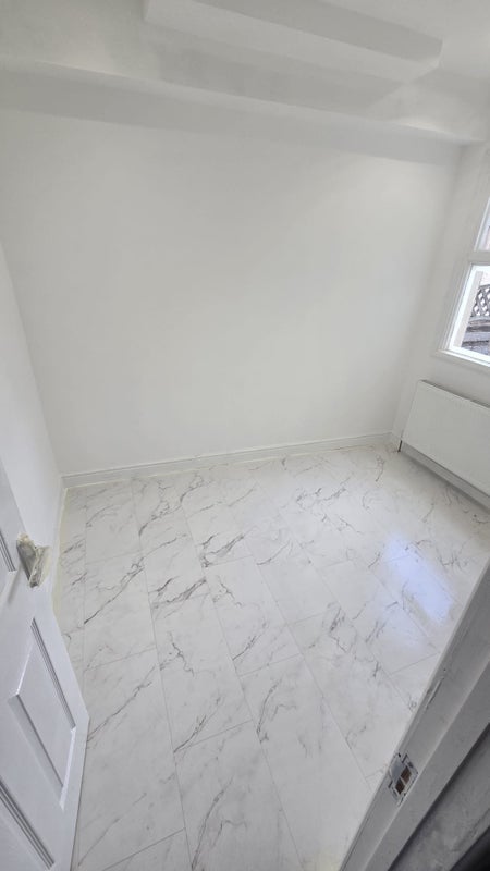 Room Gunning Street in Greater London