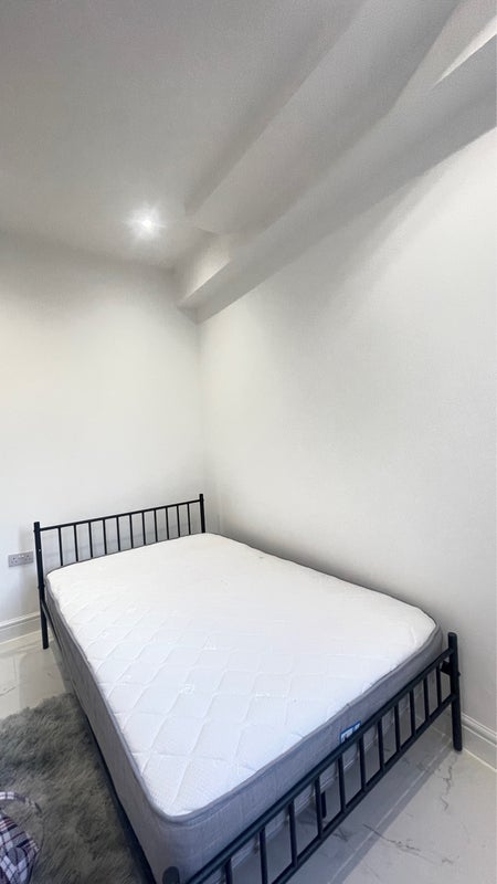 Room Gunning Street in Greater London