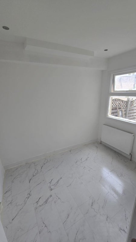 Room Gunning Street in Greater London