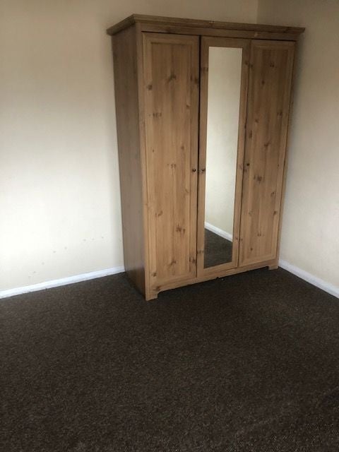 Flat Settles Street in Greater London