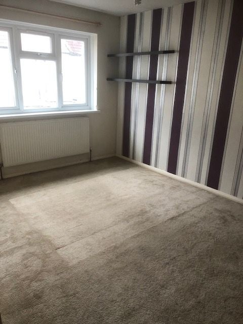 Flat Settles Street in Greater London