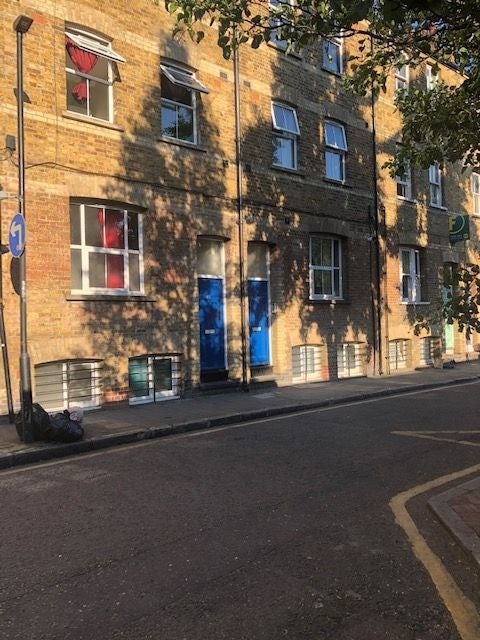 Flat Settles Street in Greater London