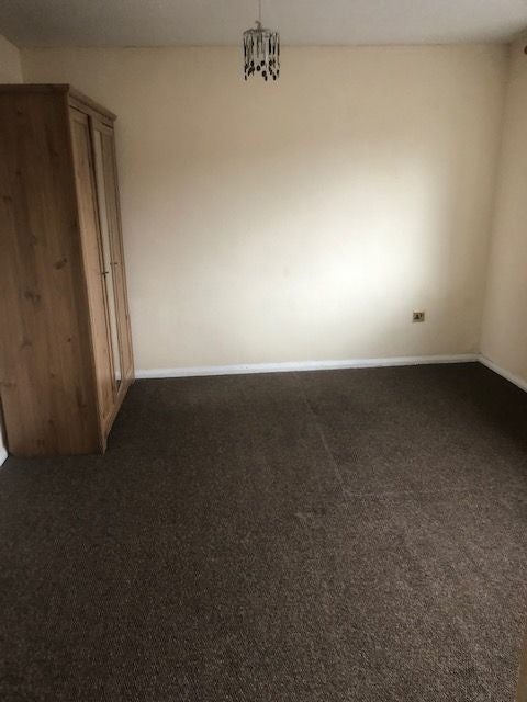 Flat Settles Street in Greater London