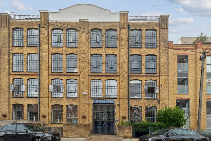Flat Wyfold Road in Greater London