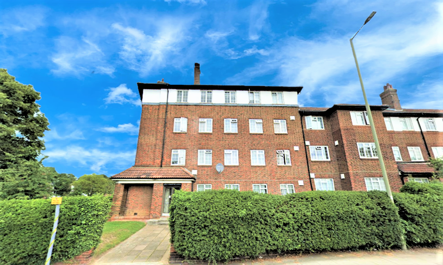 Flat Queen's Road in Greater London