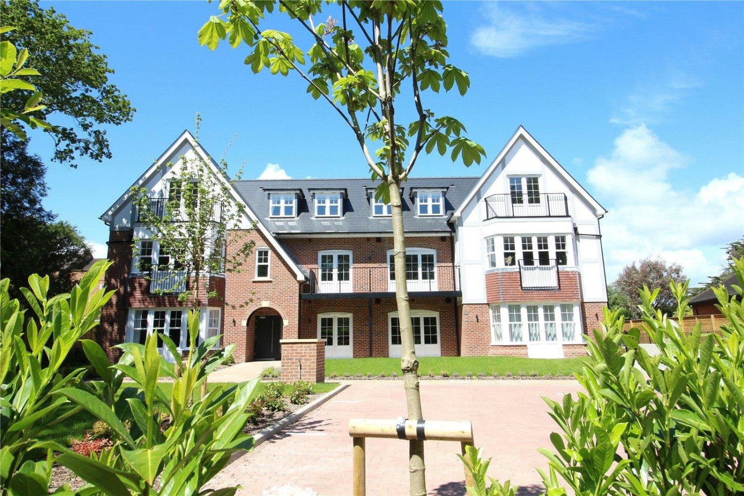Flat Chewton Farm Road in Highcliffe-on-Sea