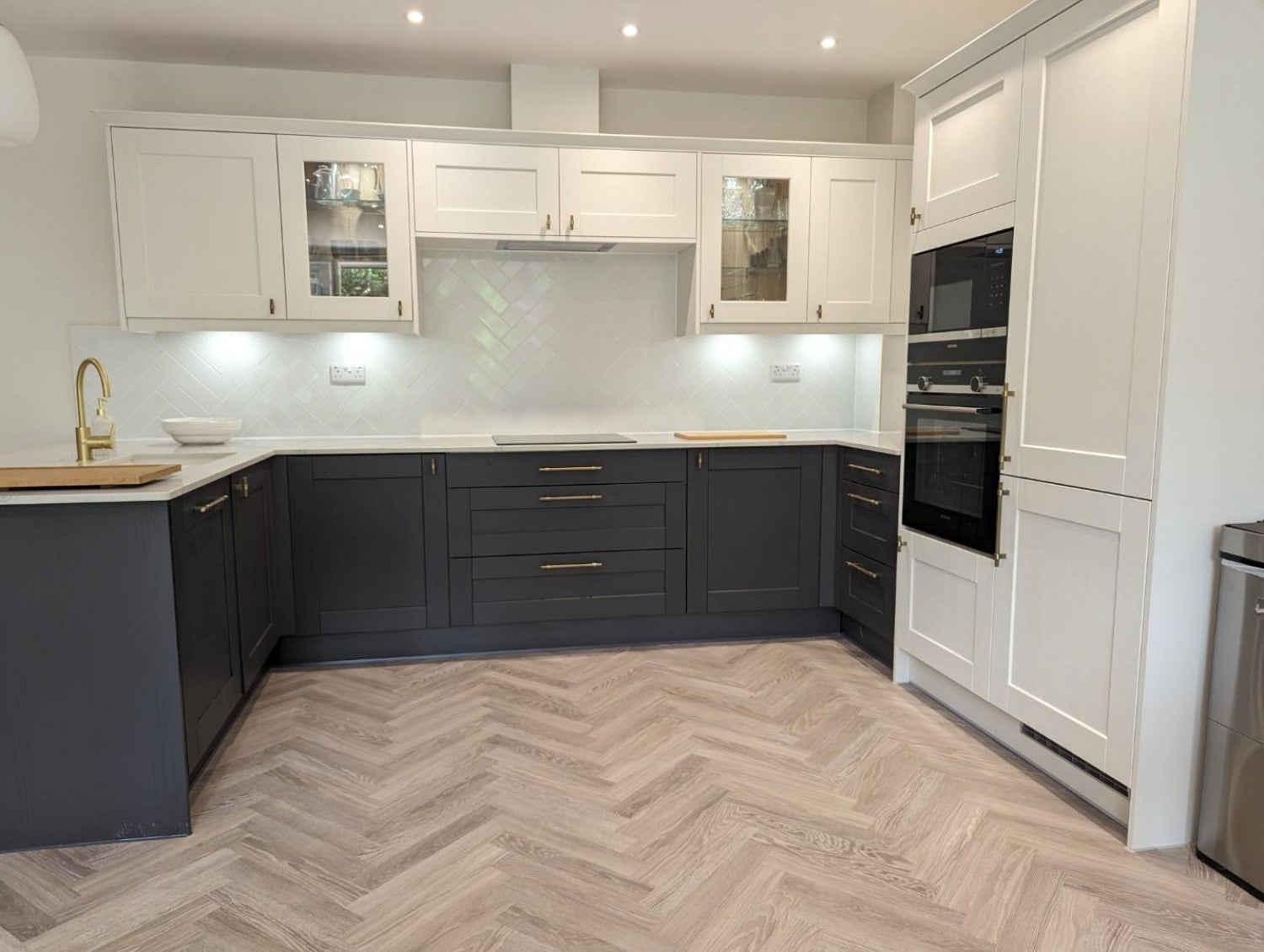 Flat Chewton Farm Road in Highcliffe-on-Sea