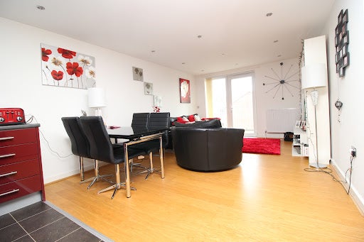 Flat Grantham Road in Greater London